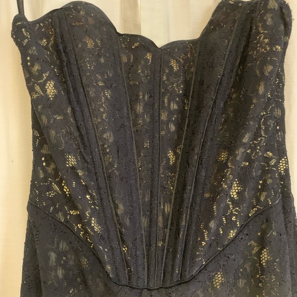 Black  strapless lace dress. Lined in yellow. - Picture 2 of 5